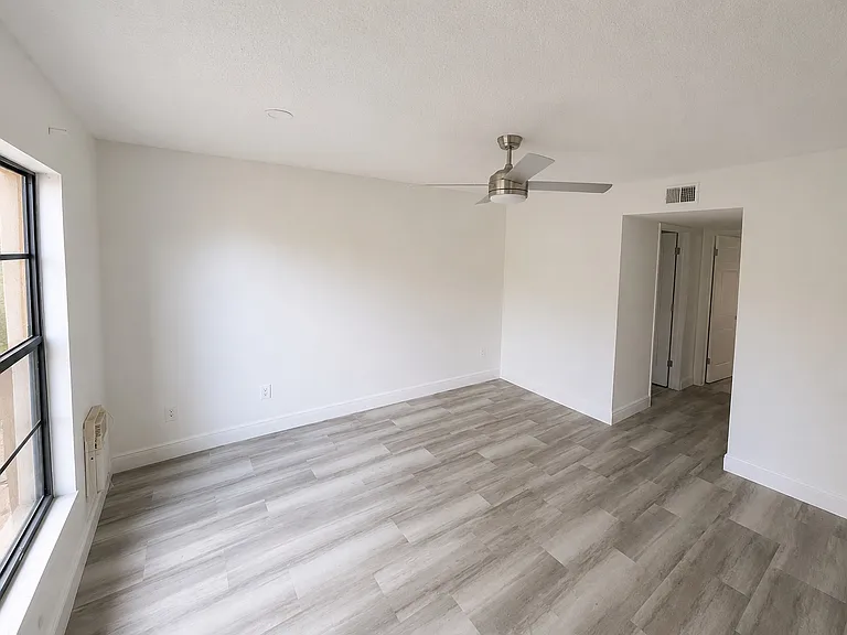 Puritan Cir — Photo 13