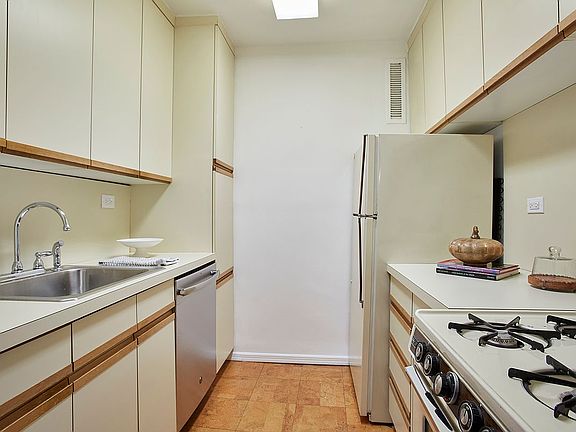 3rd image of 10 W 66th St APT 26E