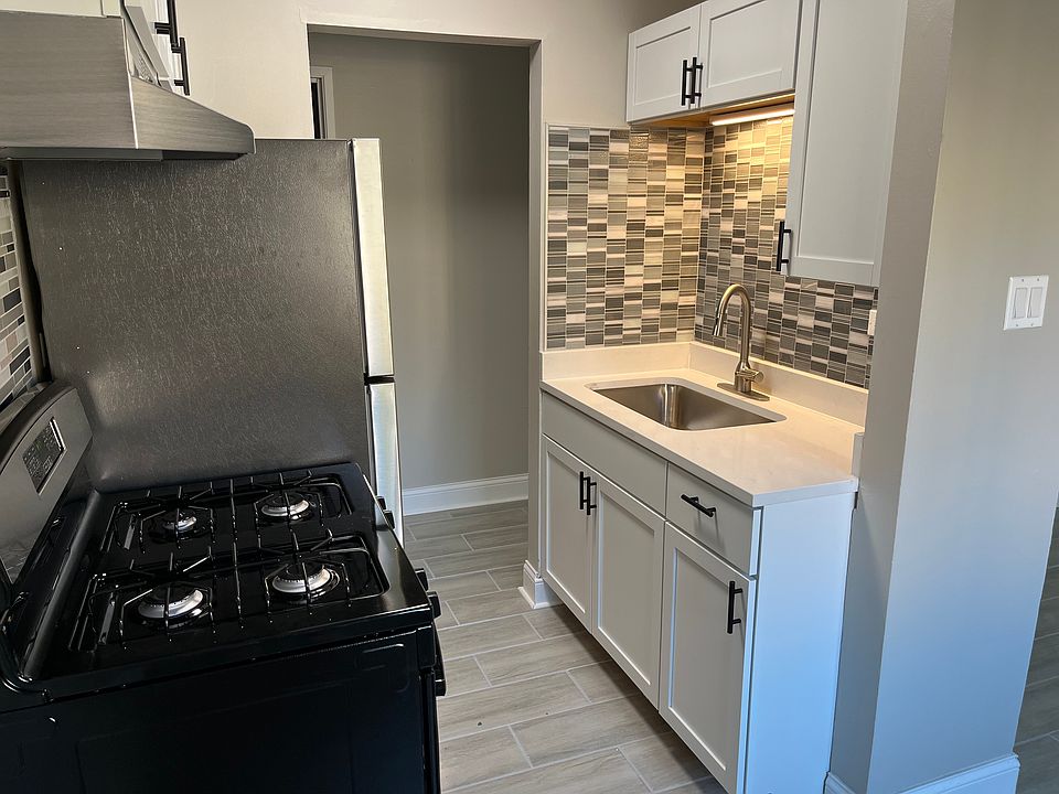 1st image of 341 W Hawthorne Cir APT 1