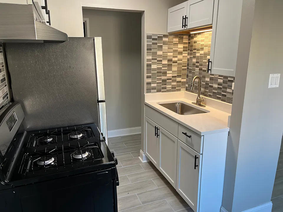341 W Hawthorne Cir #1