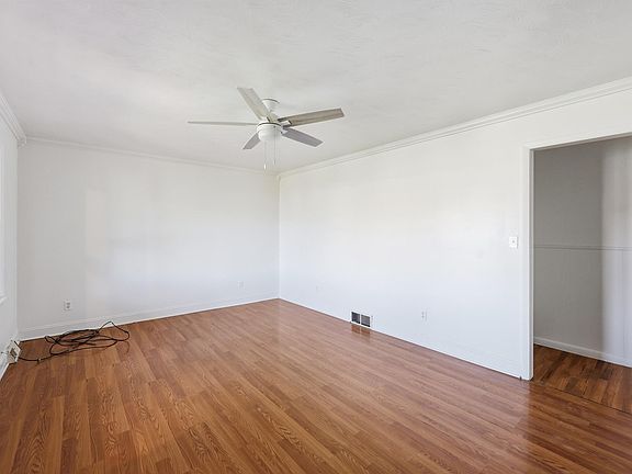 3rd image of 30 Halls Ln