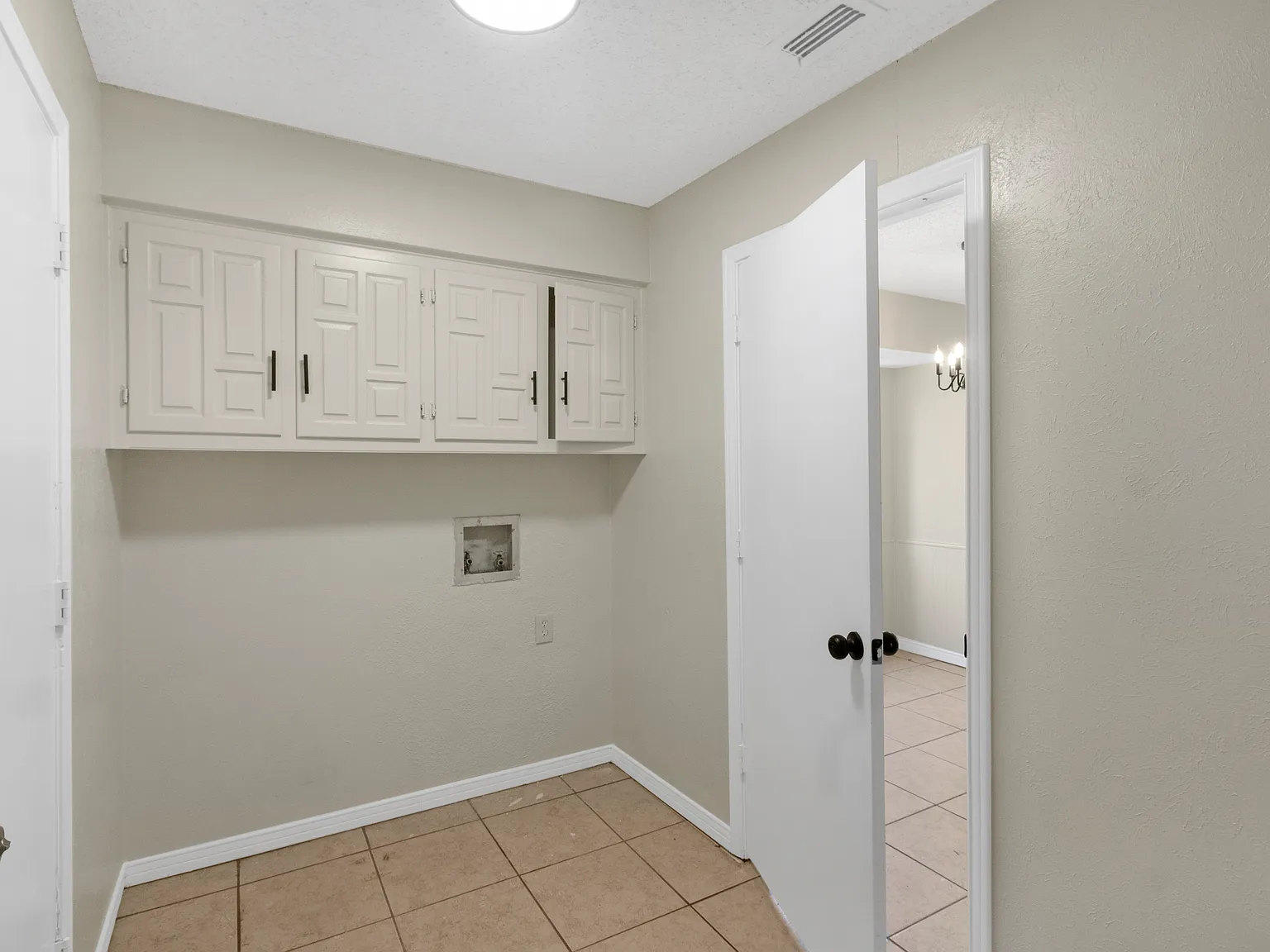 3 bed, 1976 sqft, $2,150 — Photo 3