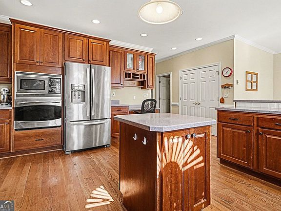 2nd image of 3201 Shaw Rd