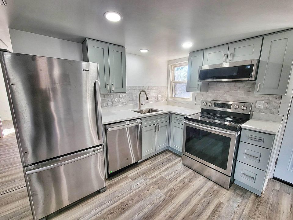 Designer kitchen with soft close cabinets and quartz countertops