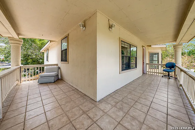 3 bed, 2.5 bath, 2287 sqft, $2,300 — Photo 3