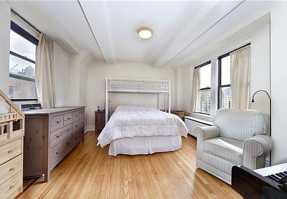 3rd image of 34 W 72nd St #165