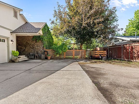3rd image of 2914 N Tamarack Dr