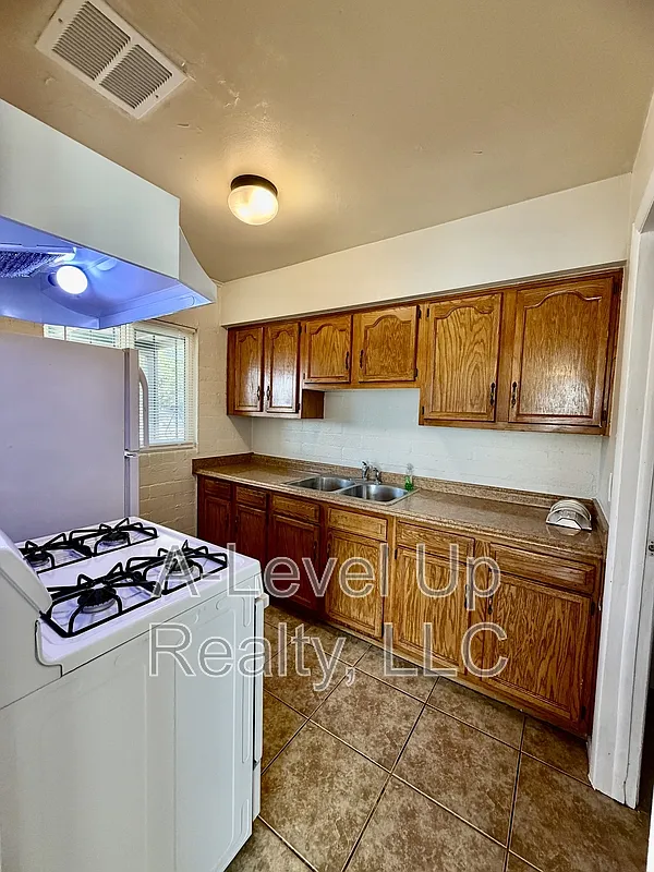 2 bed, 1.0 bath, 850 sqft, $1,050 — Photo 3