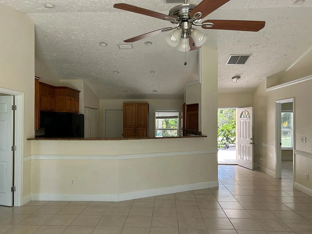 2426 Oak Dr — Photo 4