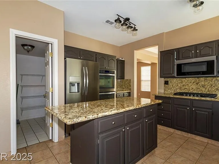 2121 Whitebirch Ln — Photo 7