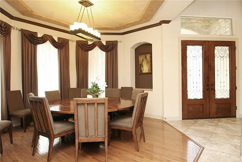 6 bed, 5.5 bath, 5093 sqft, $8,950 — Photo 4