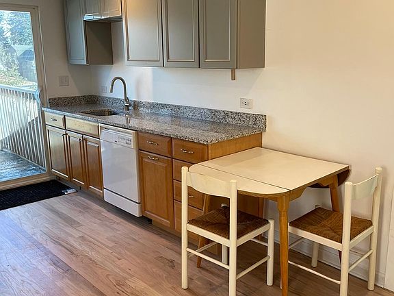 Kitchen (table and 2 chairs - can come with the apt or could be removed)