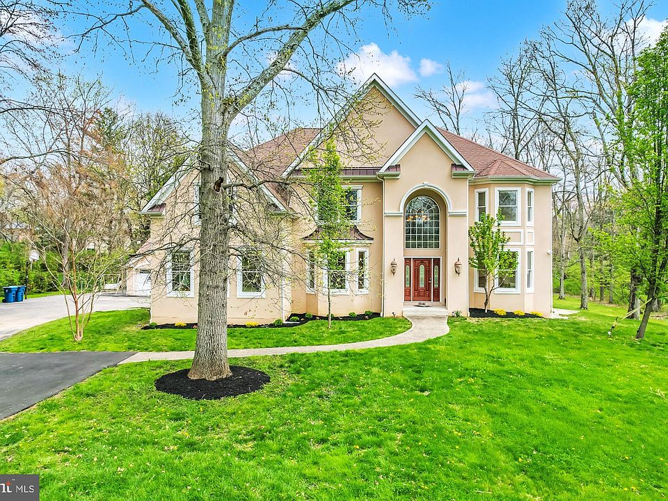 1st image of 916 N Surrey Dr