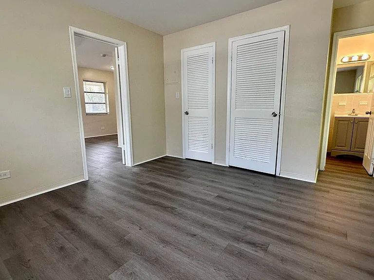 417 SE 12th Ct #8 — Photo 1