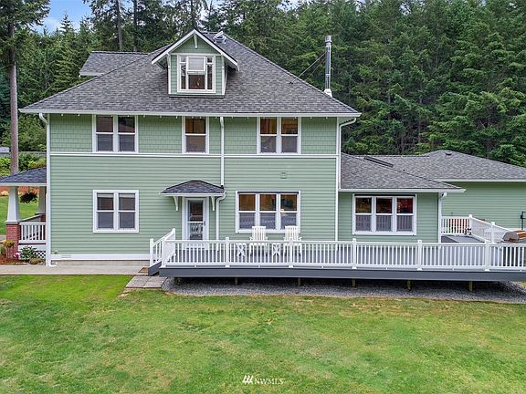 Beautiful wrap around deck with new decking and railing