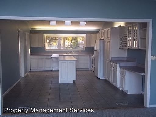 4th image of 3210 E Lake Dr S