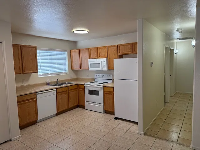 3 bed, 1000 sqft, $1,250 — Photo 2