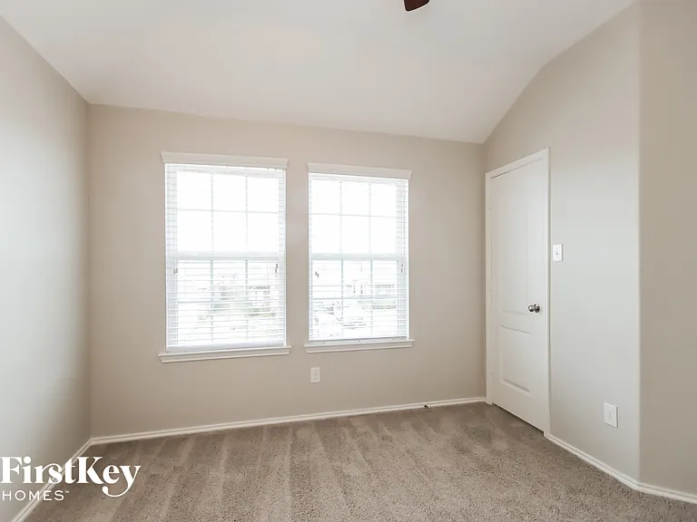 2526 Cold River Dr — Photo 12