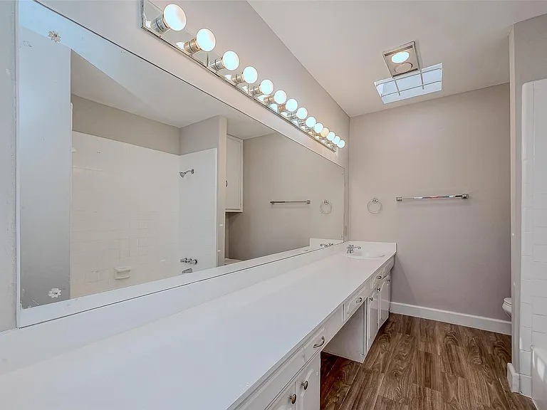 432 N Post Oak Ln — Photo 23