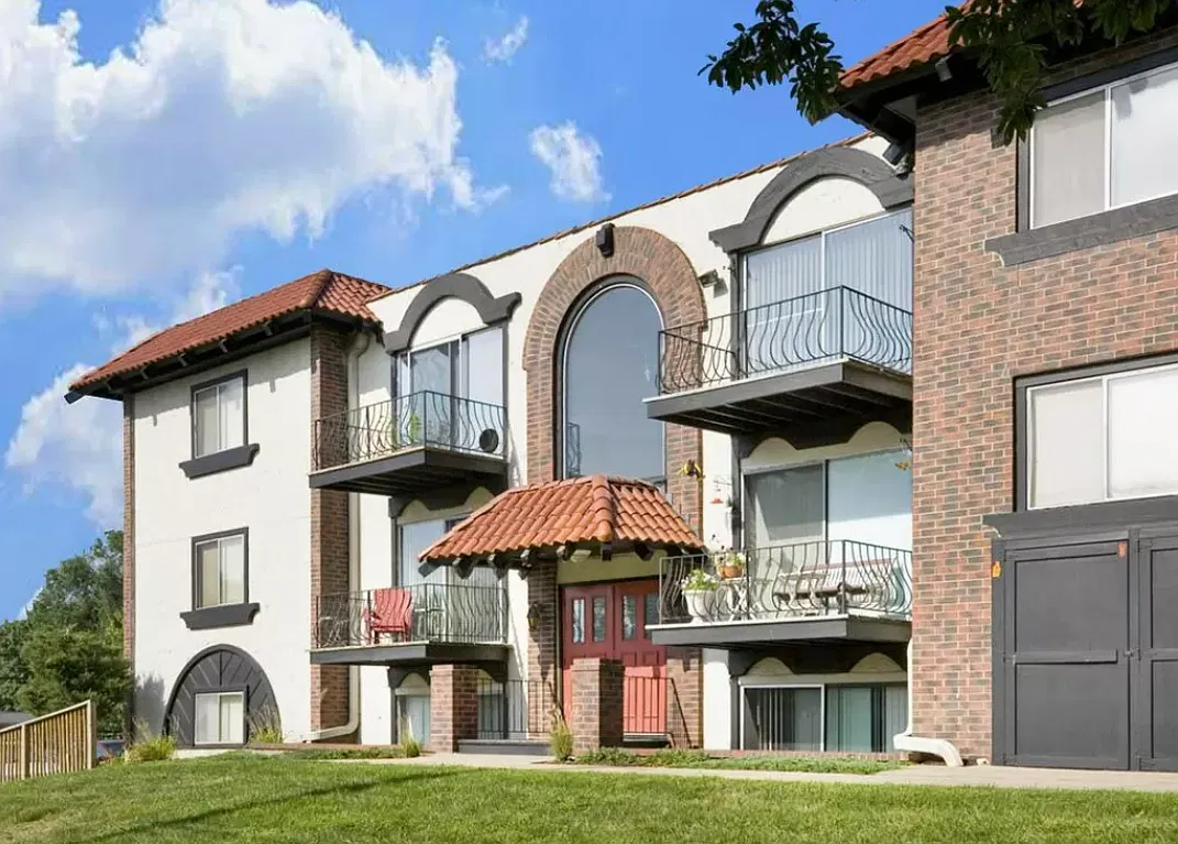Riviera Apartments — Photo 1
