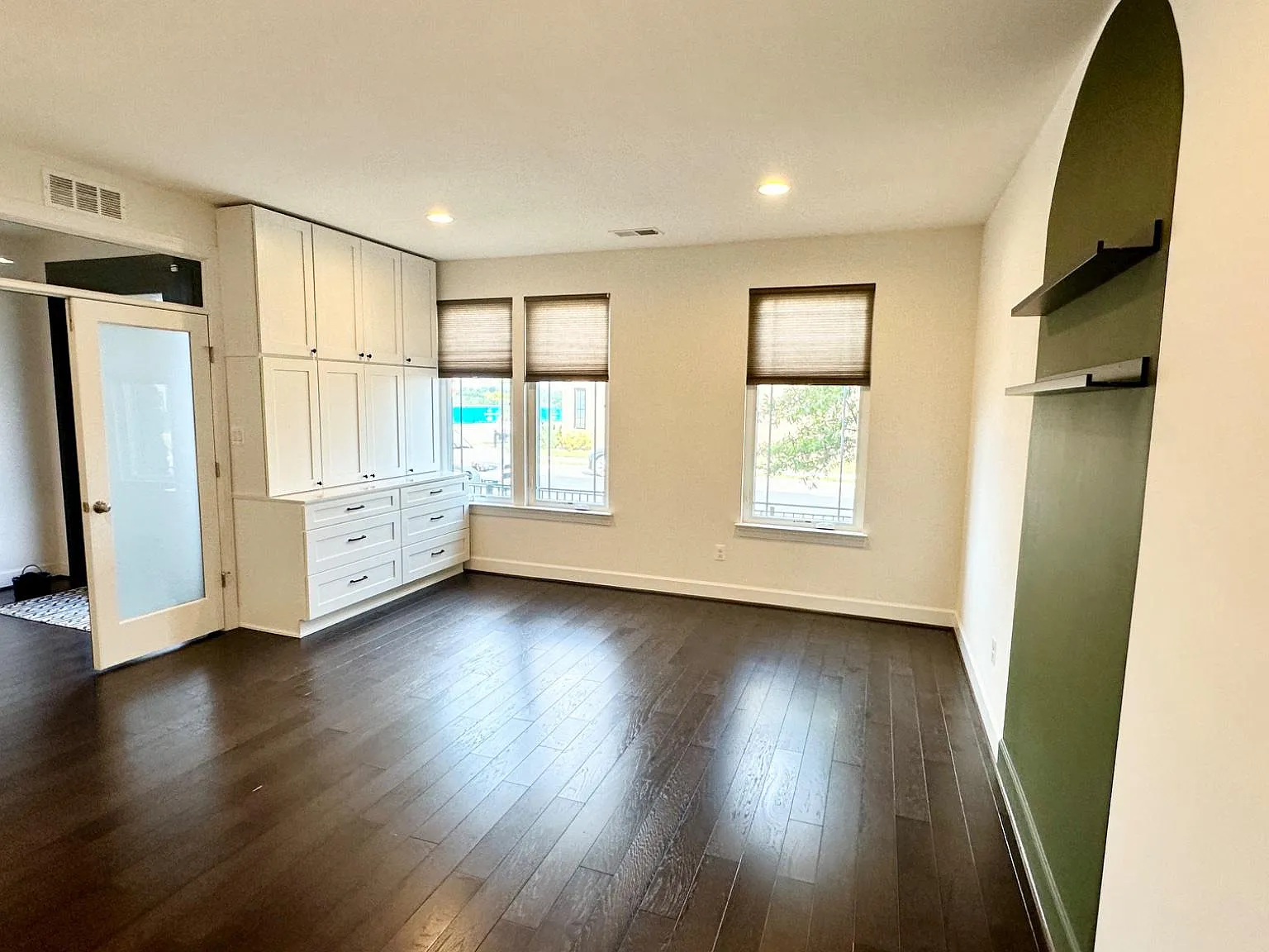 4 bed, 4.5 bath, 3272 sqft, $4,975 — Photo 4