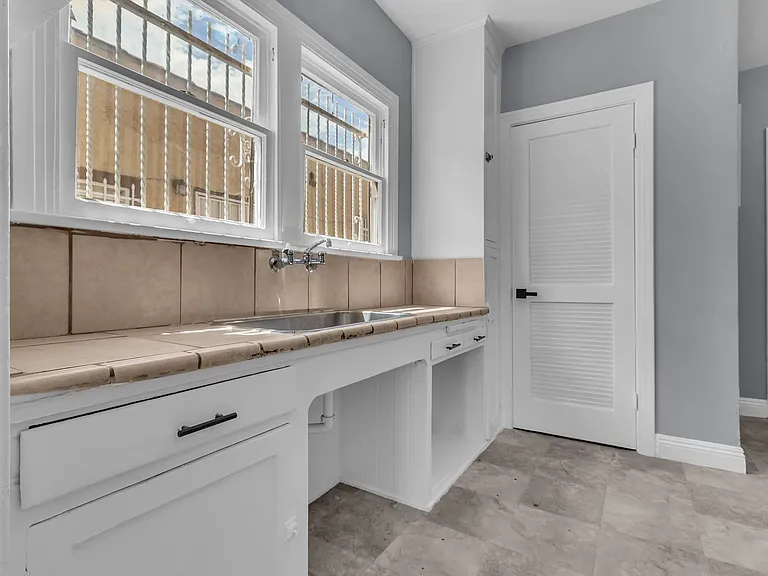 1441 W 53rd St — Photo 16