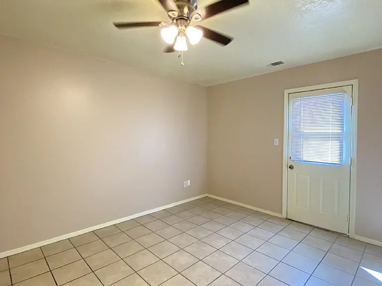 2 bed, 1.0 bath, 900 sqft, $1,195 — Photo 11