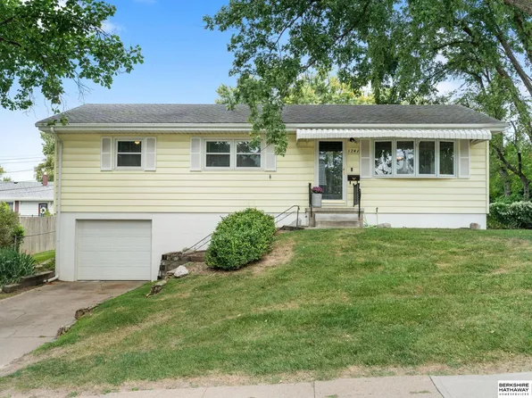 1741 Bowie Dr, Omaha, NE 68114