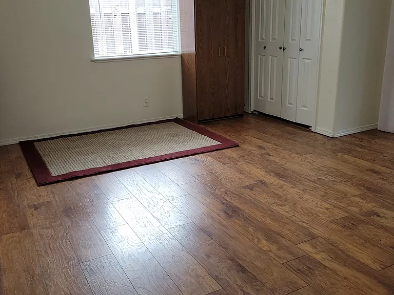 326 NE Kingwood Pl — Photo 3
