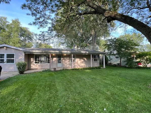 17 Cedar Dr, North Aurora, IL 60542