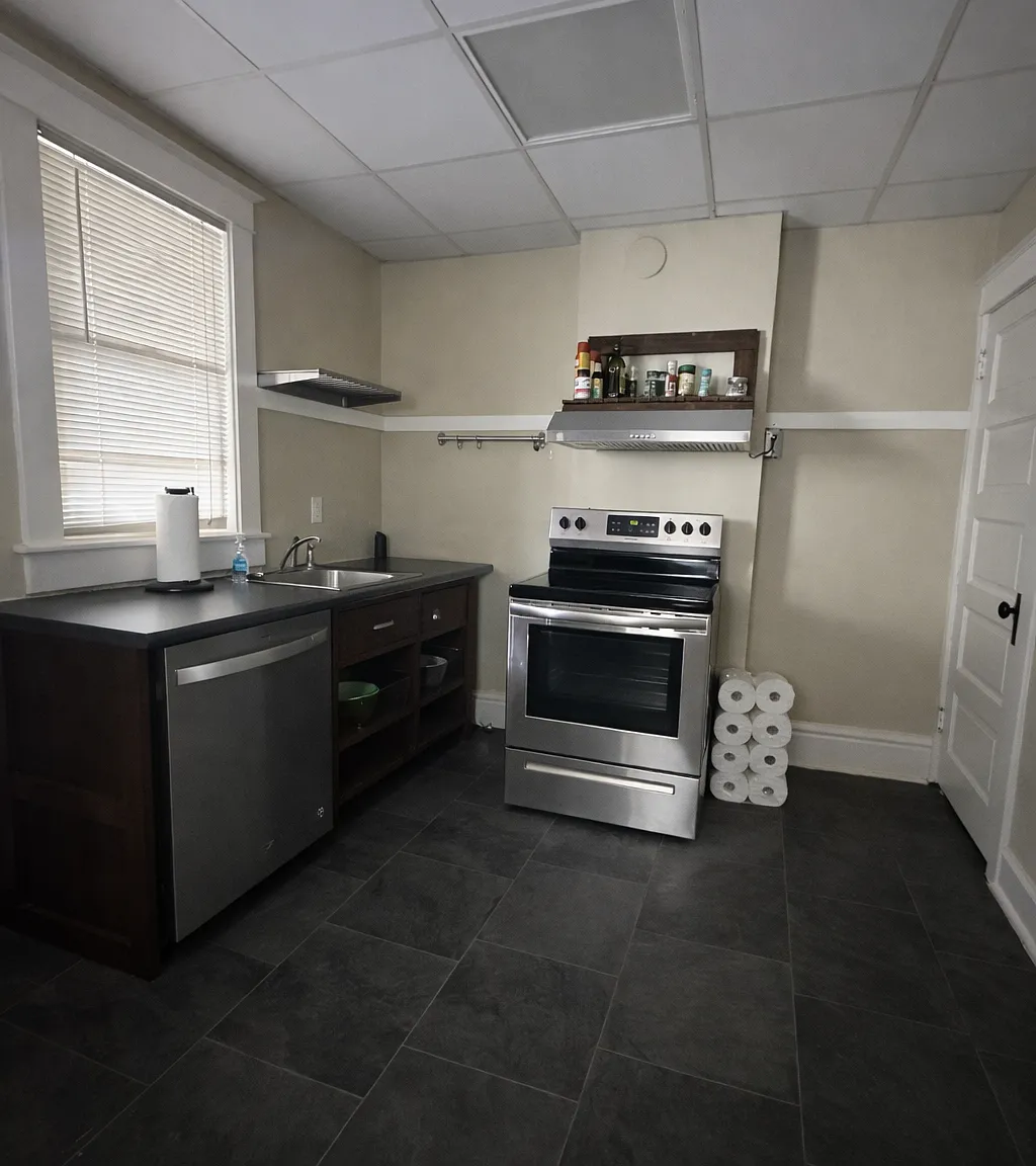 3 bed, 1.0 bath, $495 — Photo 2