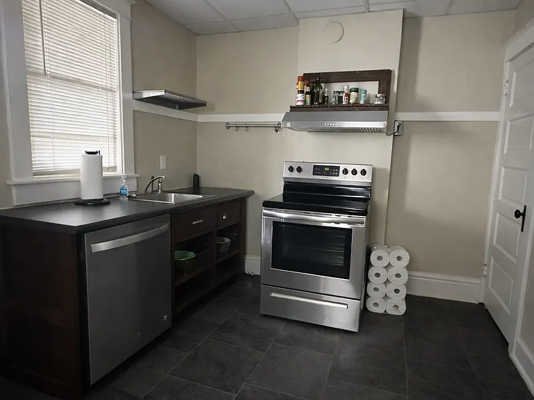 446 Lake St — Photo 2