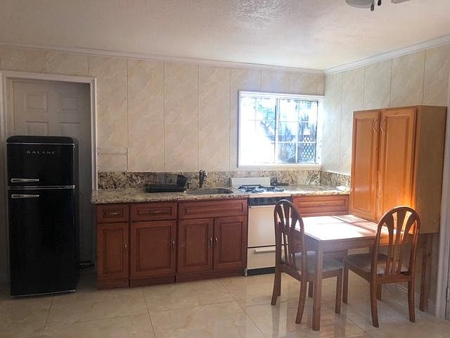 2nd image of 1480 Deschutes Pl