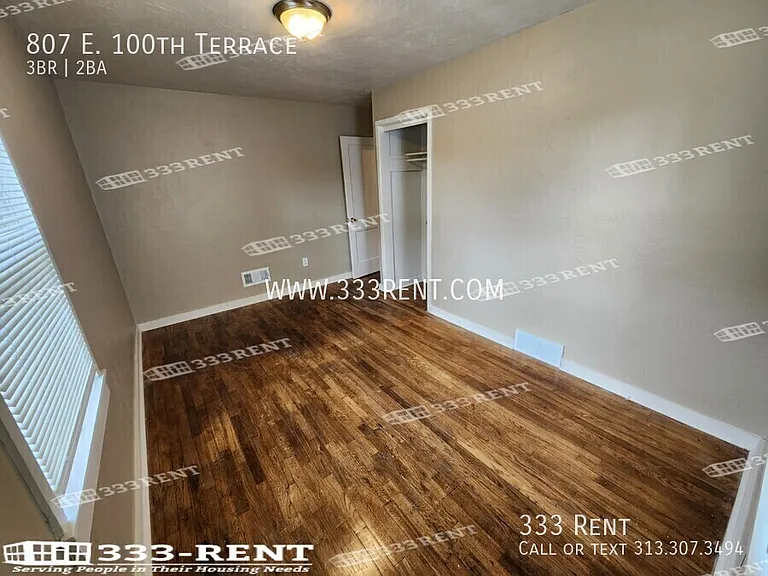 807 E 100th Ter — Photo 12