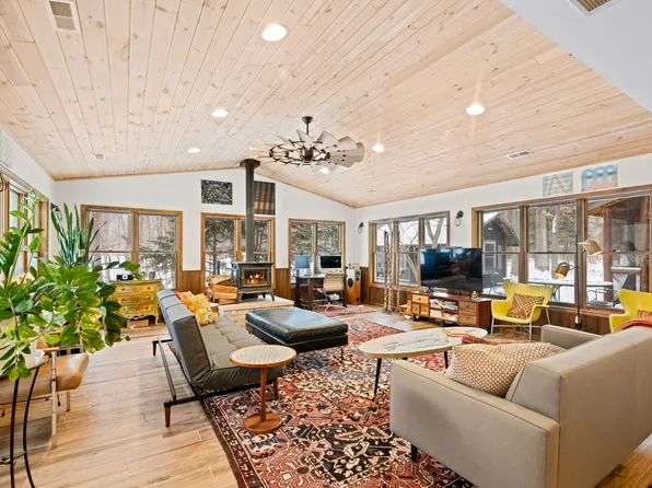 15989 Willow Ln, Union Pier, MI 49129