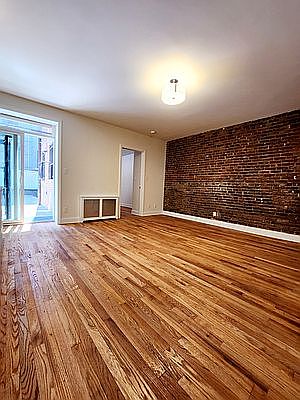 4th image of 124 W 74th St