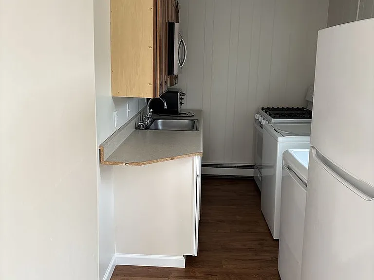 332 Stewart St — Photo 2
