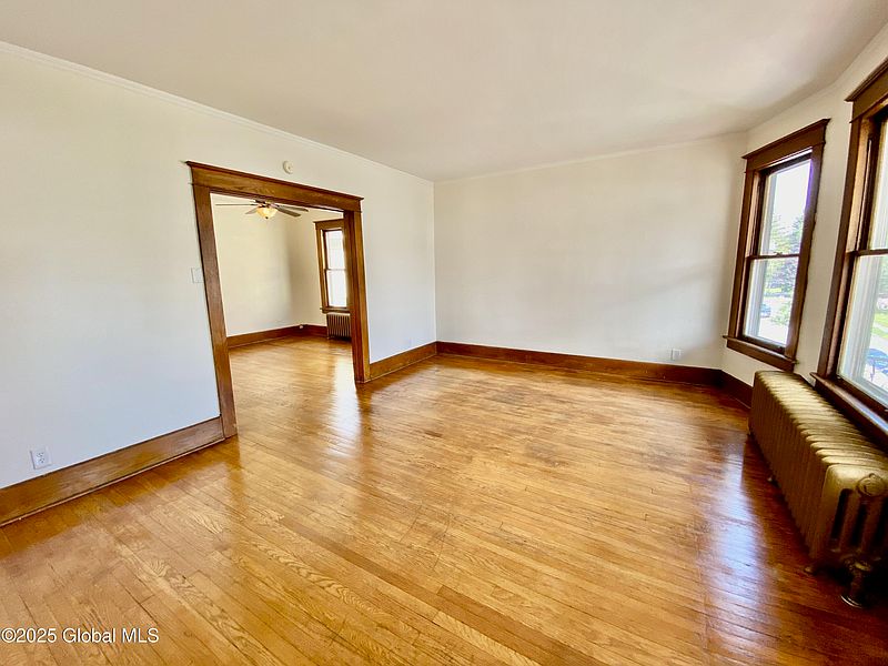3rd image of 8 Mapleridge Avenue