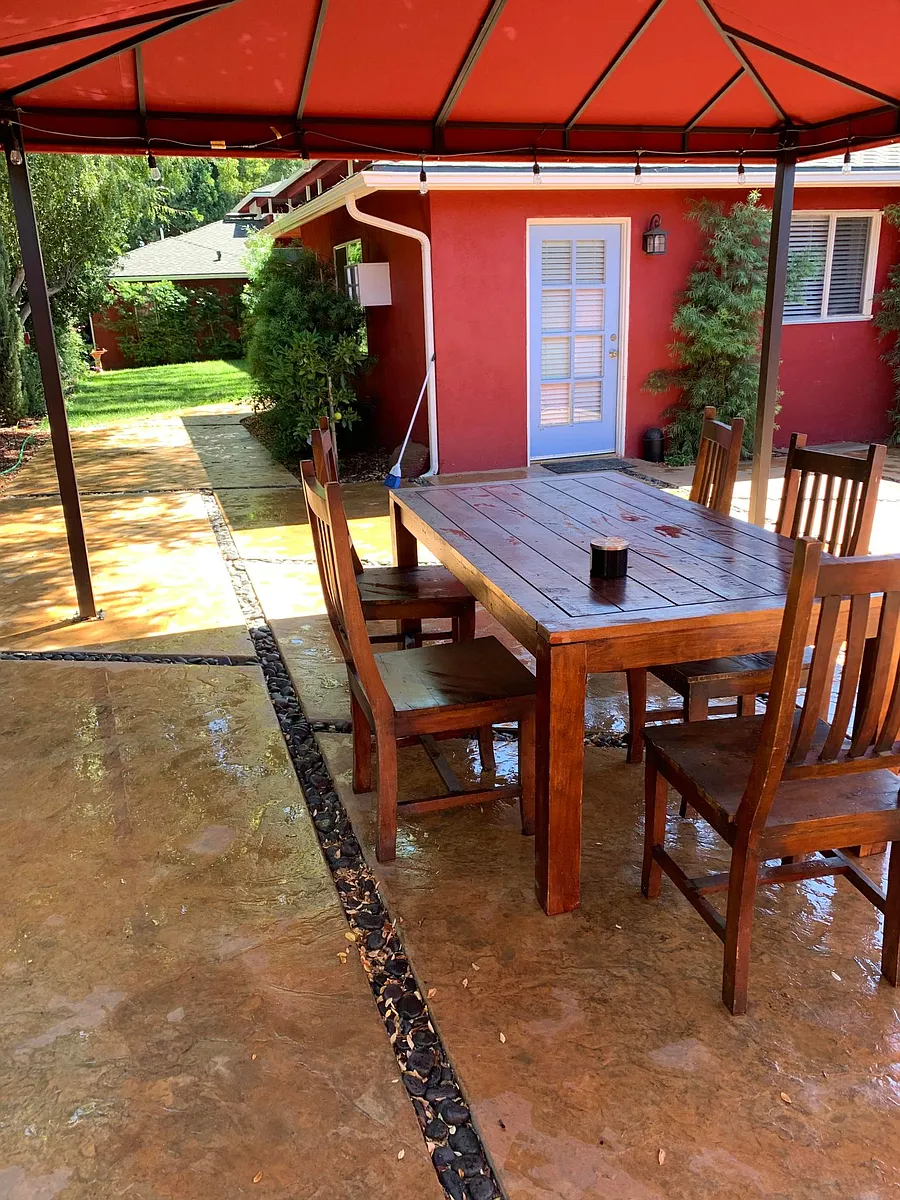 Fun covered patio with outside dining and bbq - 83 S Daisy Ave #2