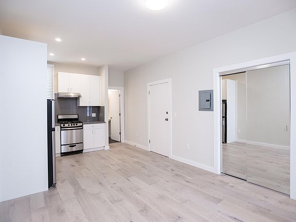 2nd image of 3658 Sacramento St #2