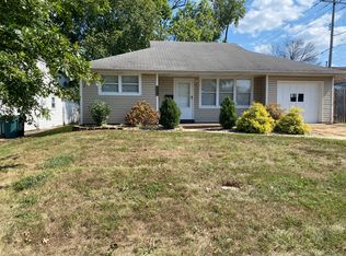1112 N Geyer Rd, Saint Louis, MO 63122