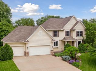 8996 Springwood Dr, Woodbury, MN 55125
