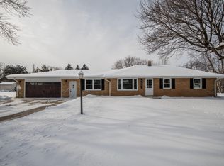 2521 S Ronke Ln, New Berlin, WI 53151