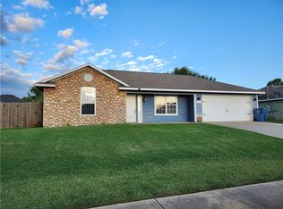 526 White Oak St, Gentry, AR 72734