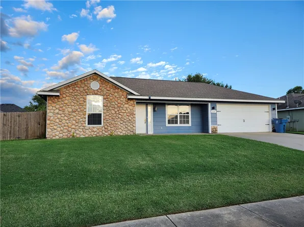 526 White Oak St, Gentry, AR 72734