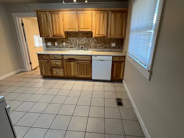 2622 S Green St — Photo 11