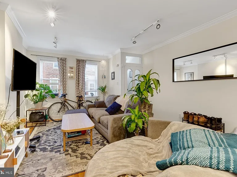 824 N Judson St — Photo 1