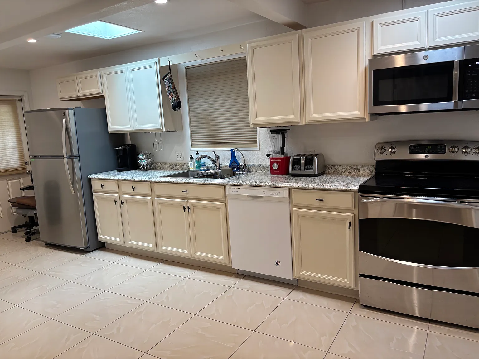 1 bed, 700 sqft, $1,550 — Photo 3