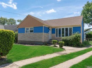 6 Roosevelt St, Hempstead, NY 11550