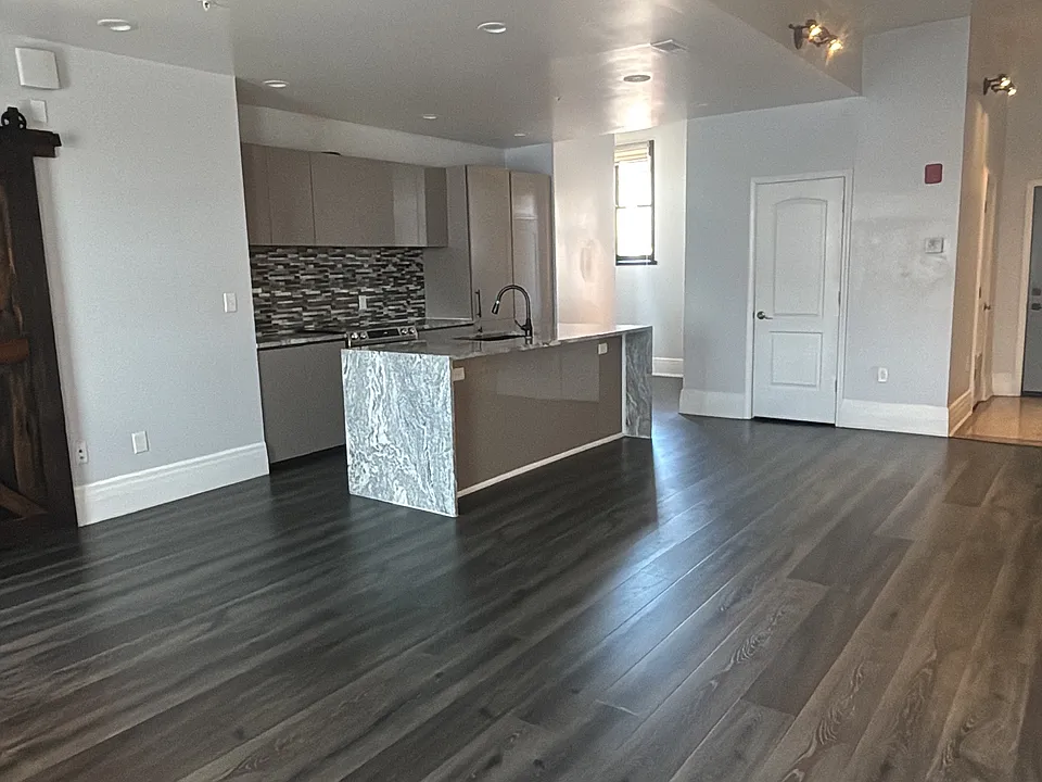 22 W 7th St #12